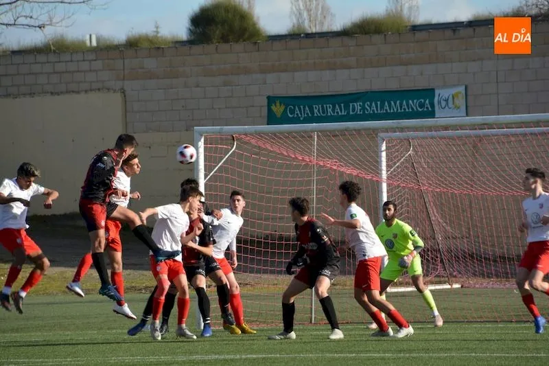 Foto 2 - El Santa Marta pierde una buena oportunidad frente al Uni&oacute;n Adarve (1-2)