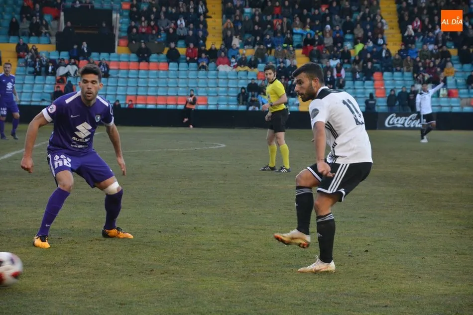 José García da un pase en el partido frente al Burgos / Lydia González