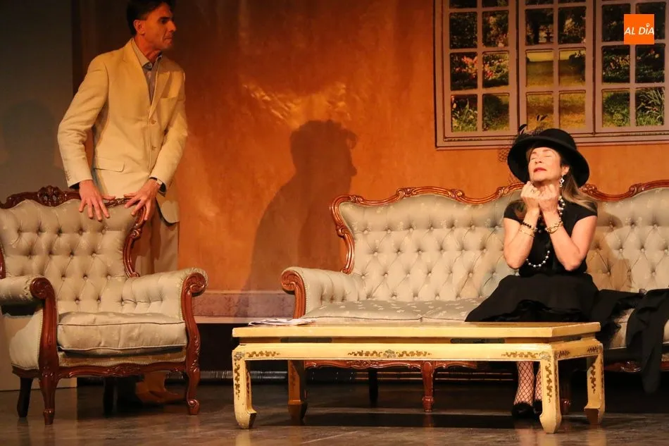 Foto 2 - Tirinto & Co arranca las risas del p&uacute;blico con &lsquo;La decente&rsquo; de Miguel Mihura  