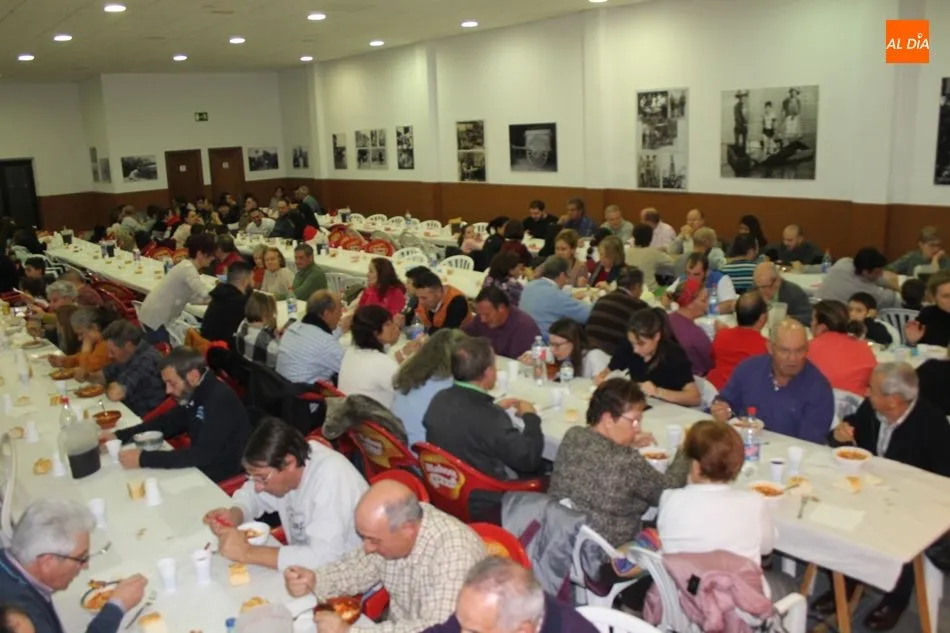Foto 4 - Almenara de Tormes degusta lo mejor del cerdo en las tradicionales jornadas matanceras