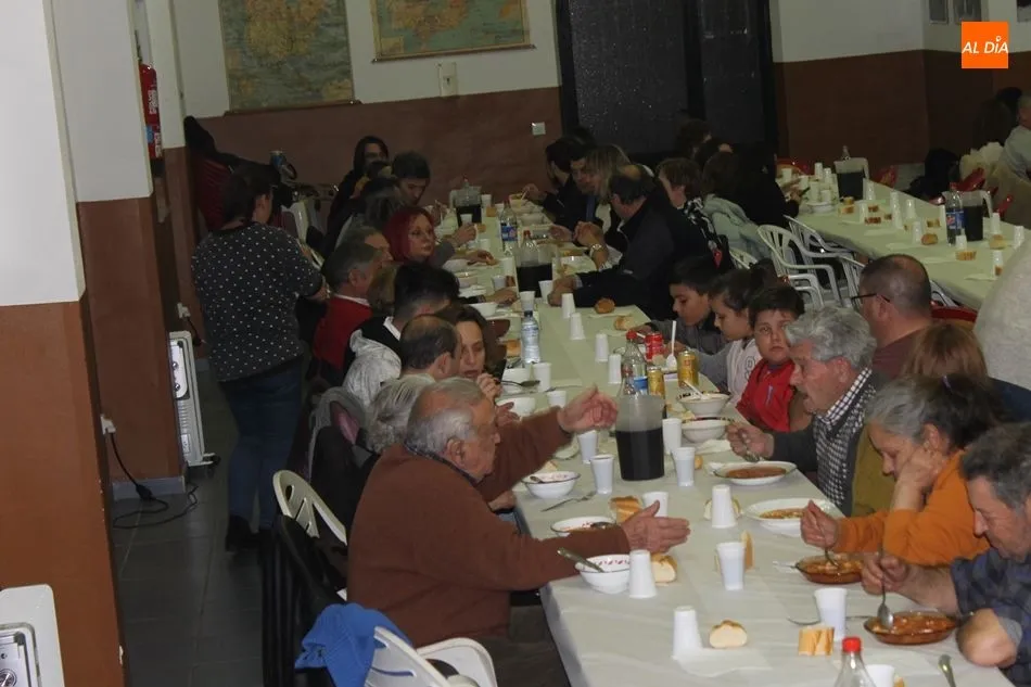 Foto 3 - Almenara de Tormes degusta lo mejor del cerdo en las tradicionales jornadas matanceras