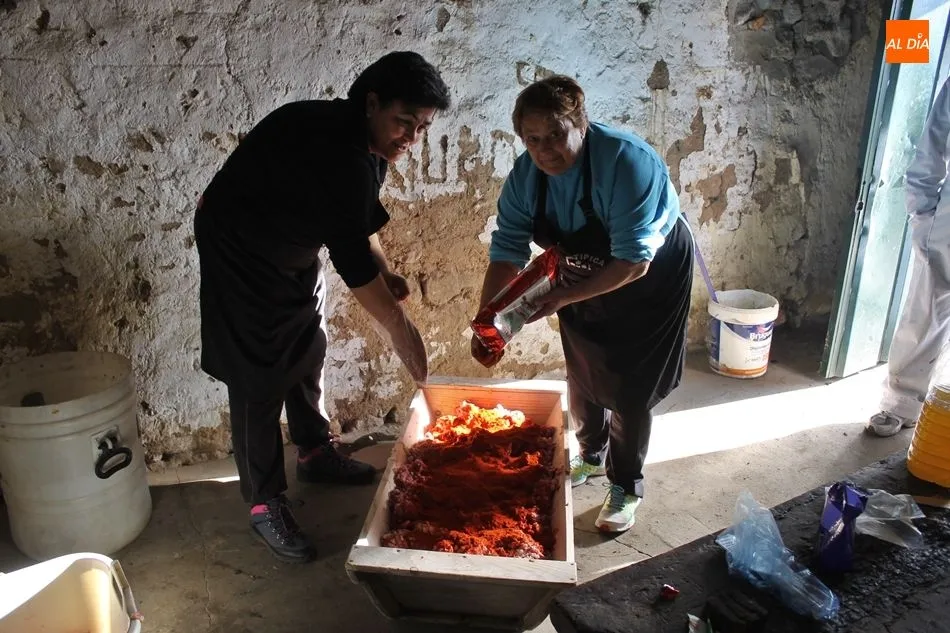 Foto 6 - Almenara de Tormes degusta lo mejor del cerdo en las tradicionales jornadas matanceras