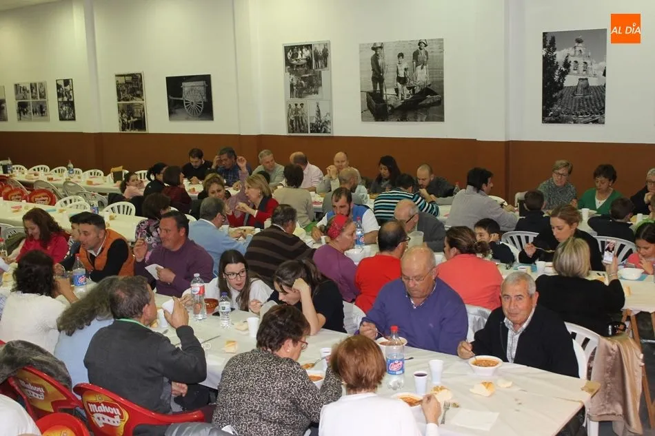 Foto 5 - Almenara de Tormes degusta lo mejor del cerdo en las tradicionales jornadas matanceras