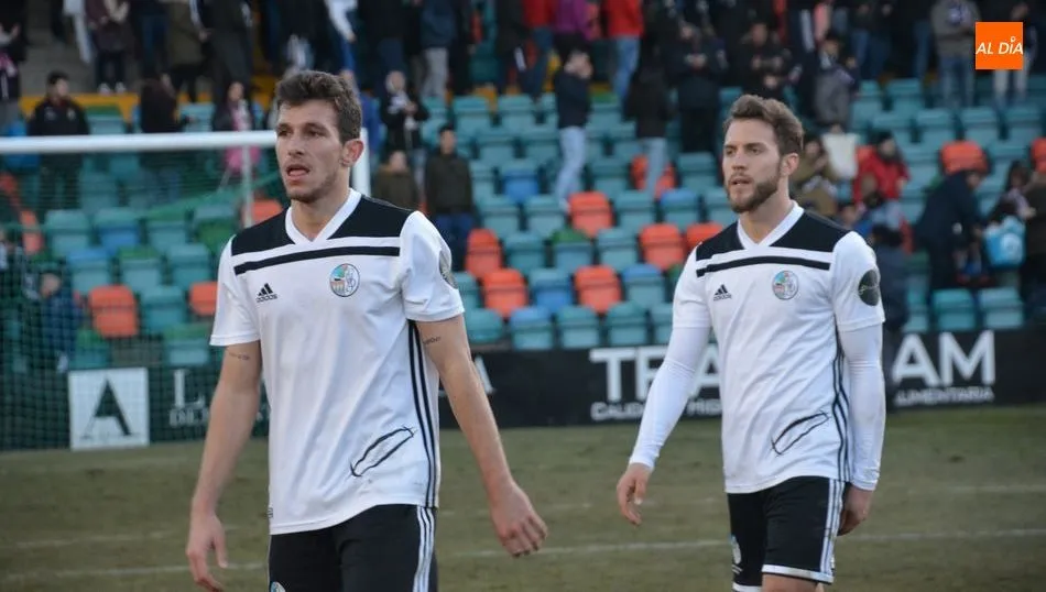 Mena y Calero, tristes por la derrota tras la conclusión del encuentro. Foto de Lydia González