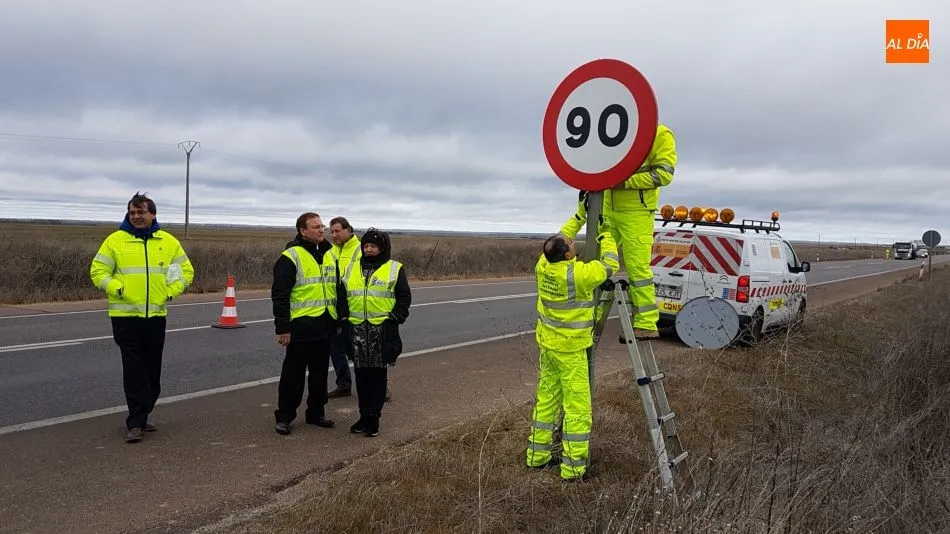 La subdelegada del Gobierno, Encarnación Pérez, en el cambio de la última señal en la N-620, término de Castellanos