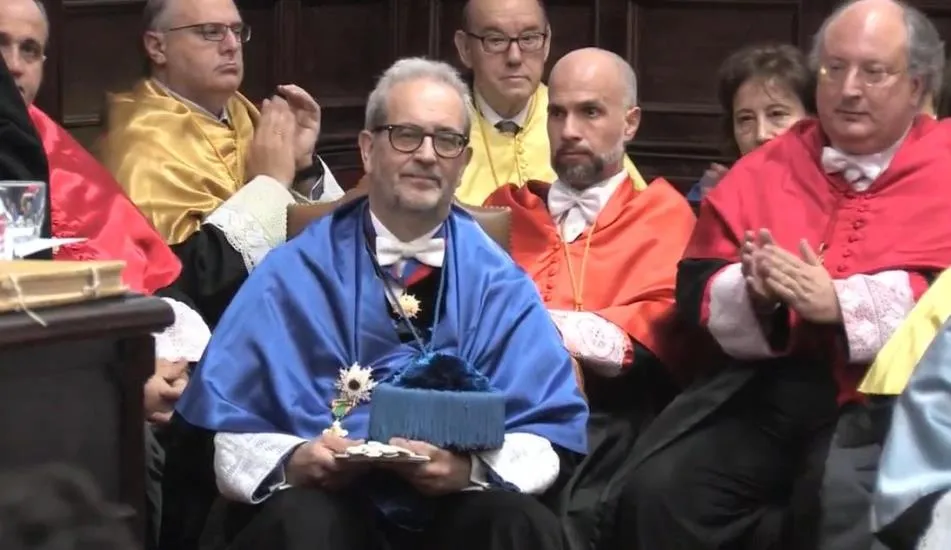 Foto 2 - El exrector, Daniel Hern&aacute;ndez Ruip&eacute;rez, recibe la Medalla de la Universidad de Salamanca