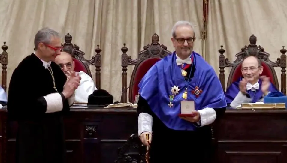 El rector Ricardo Rivero entregaba la medalla de la Universidad de Salamanca a su predecesor, Daniel Hernández Ruipérez