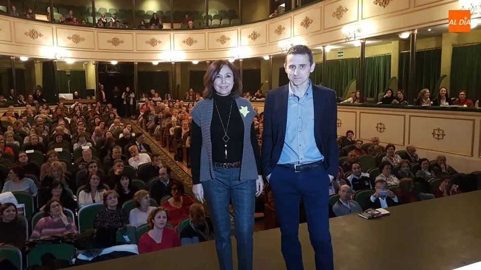 Isabel Gemio, junto al escritor Carlos Cabrerizo, en el Teatro Liceo