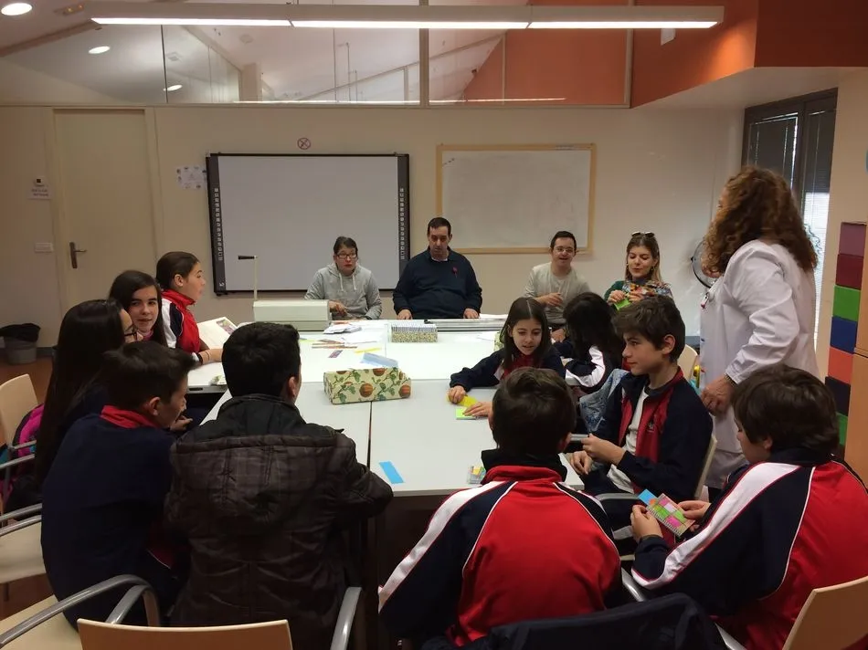 Foto 4 - Los alumnos de 1&ordm; de ESO del Colegio Padres Trinitarios visitan el centro ocupacional &lsquo;El...