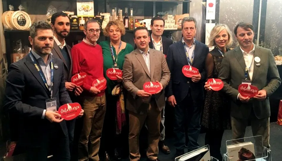 Representantes del Ayuntamiento y la Diputación, junto algunos de los expositores en Madrid Fusión