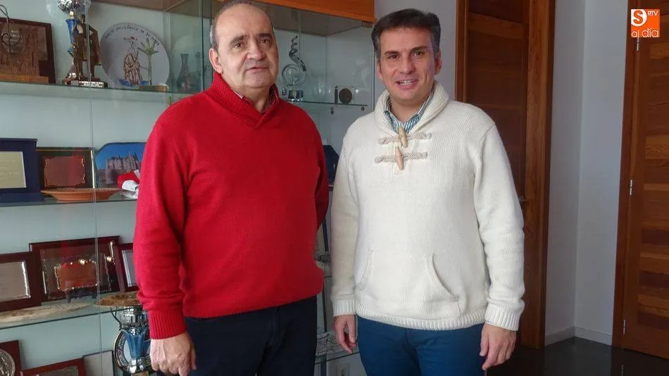 El alcalde de Villamayor, Manuel Gago, y el concejal de Fiestas, Óscar Casas