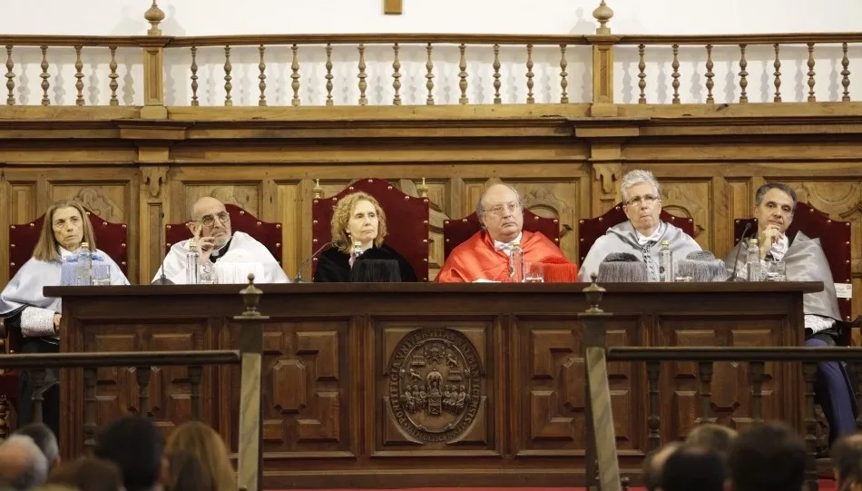 La rectora, Mirian Cortés, en el centro, presidía esta celebración. Foto UPSA