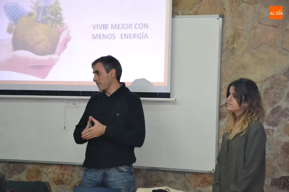 Foto 5 - Laura Pellicer abre el novedoso proyecto aula-empresa del IES Tierra sobre consumo energ&eacute;tico  