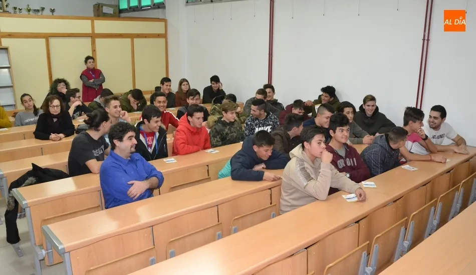 Laura Pellicer abre el novedoso proyecto aula-empresa del IES Tierra sobre consumo energético  