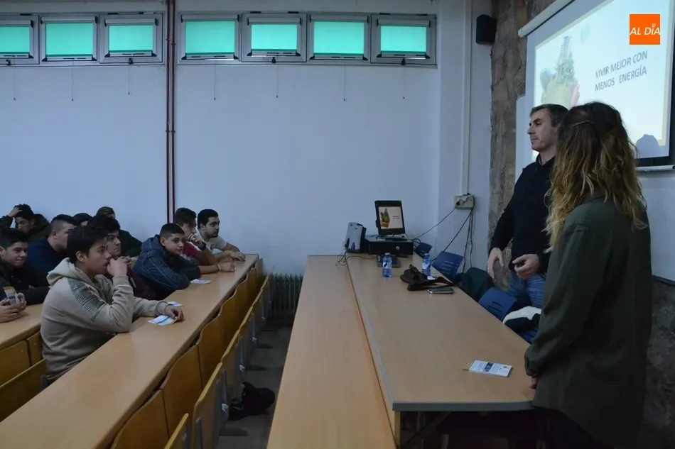 Foto 3 - Laura Pellicer abre el novedoso proyecto aula-empresa del IES Tierra sobre consumo energ&eacute;tico  