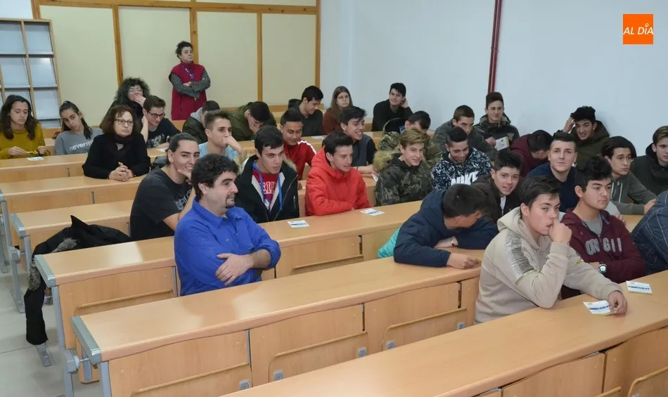 Foto 4 - Laura Pellicer abre el novedoso proyecto aula-empresa del IES Tierra sobre consumo energ&eacute;tico  