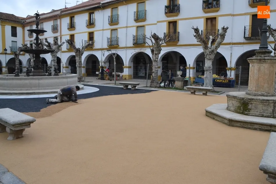 Foto 6 - El pavimento continuo de caucho se expande por la Plazuela del Buen Alcalde  