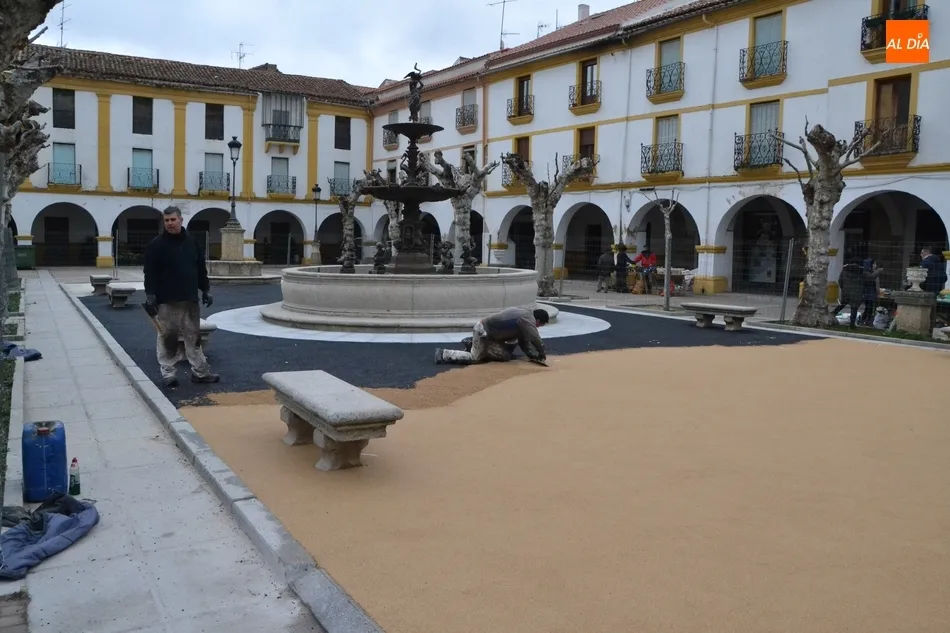 Foto 8 - El pavimento continuo de caucho se expande por la Plazuela del Buen Alcalde  