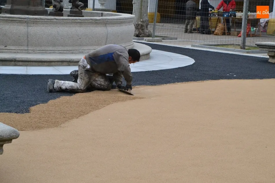 El pavimento continuo de caucho se expande por la Plazuela del Buen Alcalde  