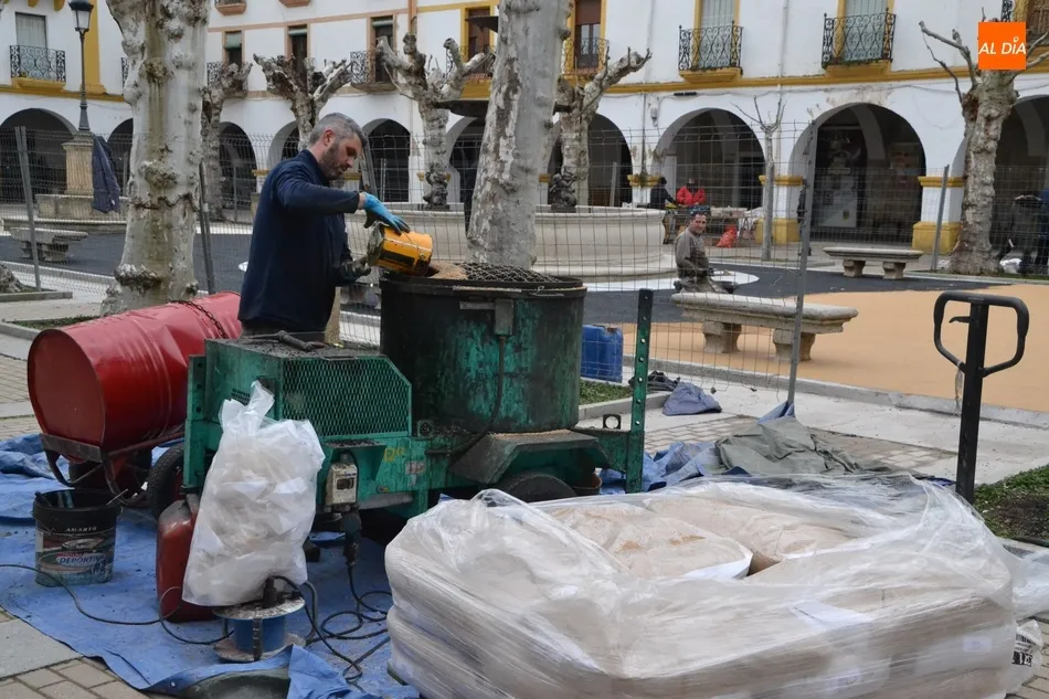 Foto 7 - El pavimento continuo de caucho se expande por la Plazuela del Buen Alcalde  