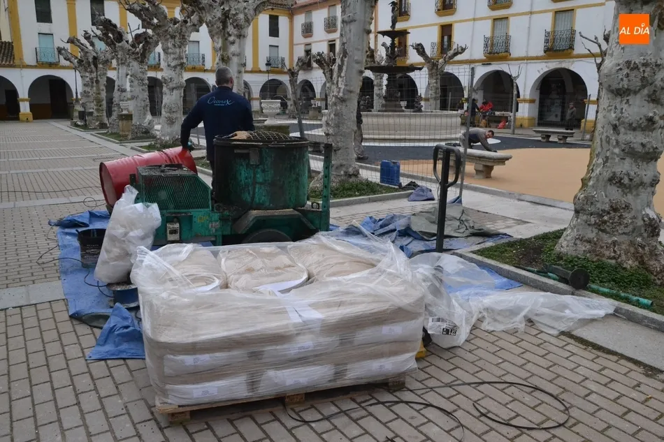 Foto 4 - El pavimento continuo de caucho se expande por la Plazuela del Buen Alcalde  