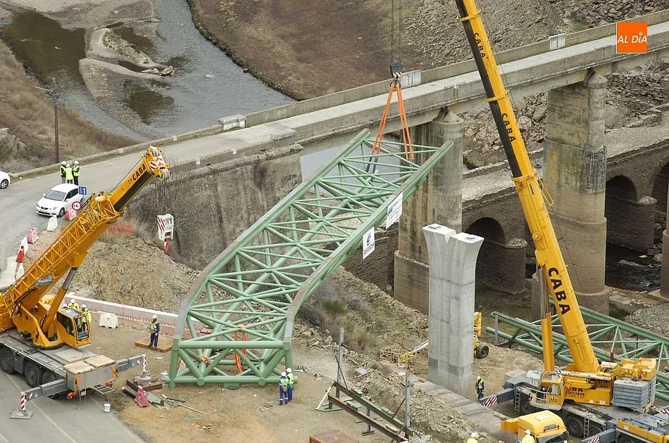 Inicio de la colocación de la estructura | Fotos Adrián Martín
