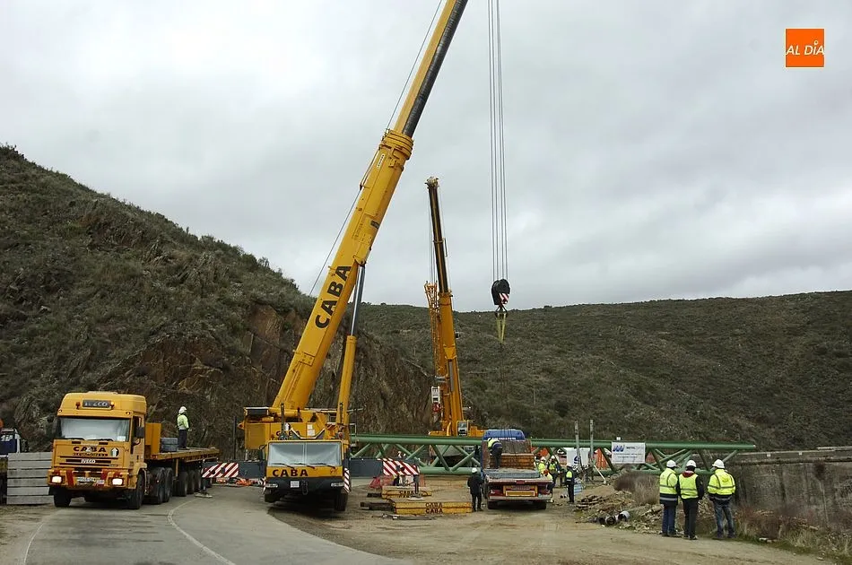 Foto 11 - Complicada maniobra para instalar la estructura de hierro del nuevo puente del Risco de Martiago  
