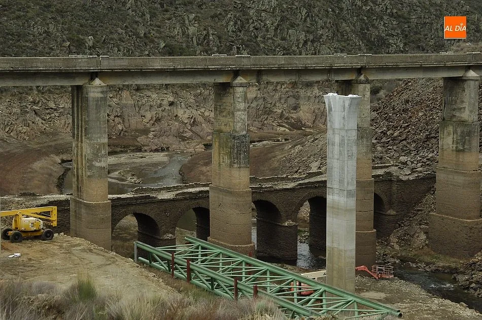 Foto 10 - Complicada maniobra para instalar la estructura de hierro del nuevo puente del Risco de Martiago  