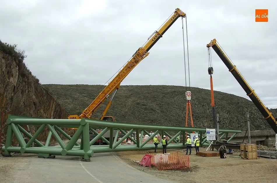 Foto 9 - Complicada maniobra para instalar la estructura de hierro del nuevo puente del Risco de Martiago  