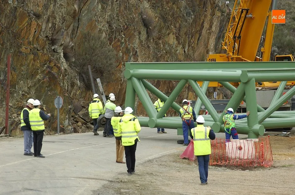 Foto 8 - Complicada maniobra para instalar la estructura de hierro del nuevo puente del Risco de Martiago  