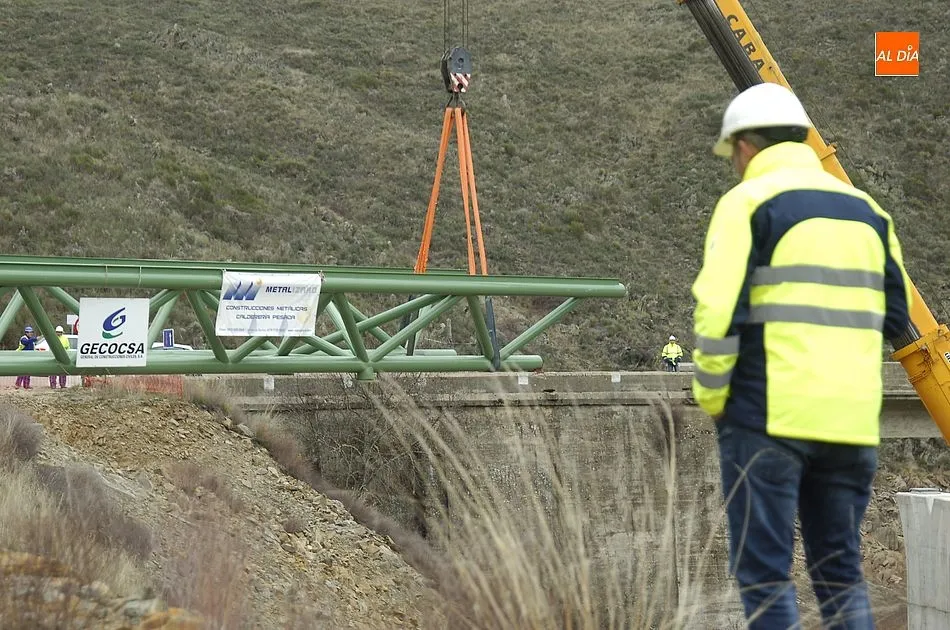 Foto 7 - Complicada maniobra para instalar la estructura de hierro del nuevo puente del Risco de Martiago  