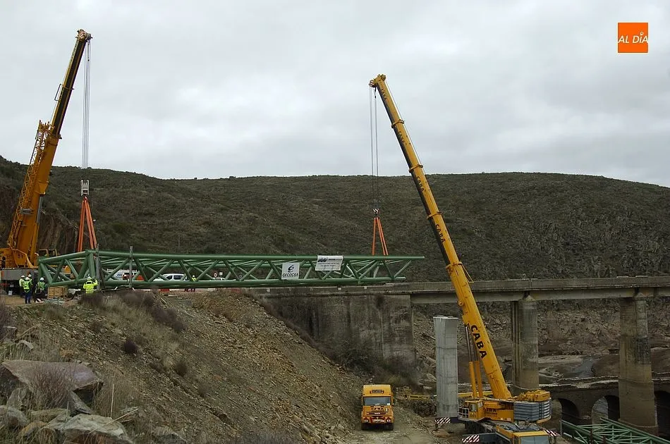 Foto 5 - Complicada maniobra para instalar la estructura de hierro del nuevo puente del Risco de Martiago  
