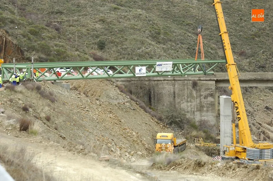 Foto 4 - Complicada maniobra para instalar la estructura de hierro del nuevo puente del Risco de Martiago  
