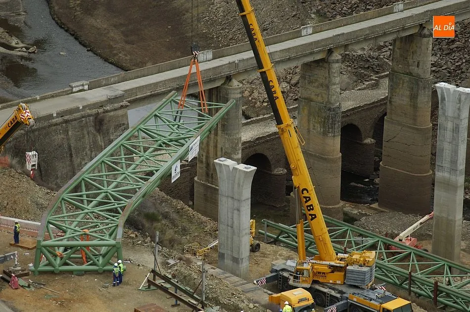 Foto 3 - Complicada maniobra para instalar la estructura de hierro del nuevo puente del Risco de Martiago  
