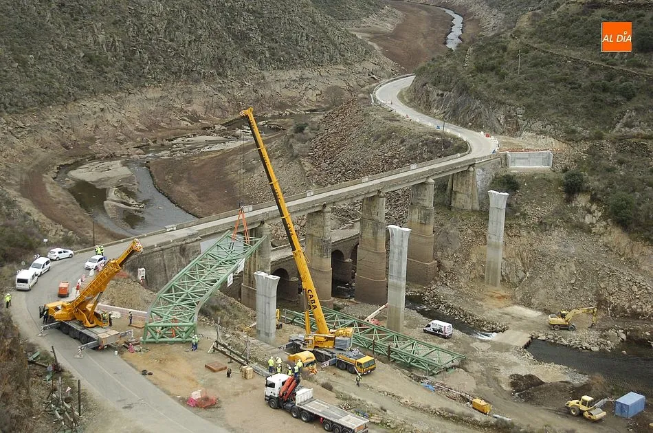 Foto 2 - Complicada maniobra para instalar la estructura de hierro del nuevo puente del Risco de Martiago  