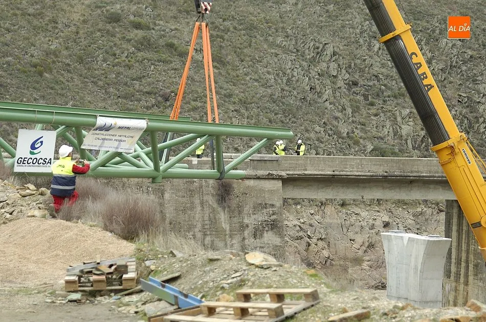 Foto 6 - Complicada maniobra para instalar la estructura de hierro del nuevo puente del Risco de Martiago  
