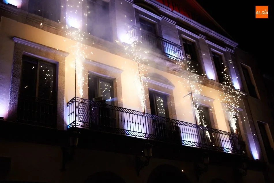Foto 10 - El Teatro Cervantes de B&eacute;jar estrena una nueva iluminaci&oacute;n en su fachada  