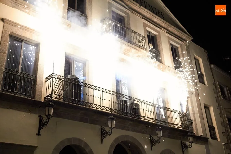 Foto 4 - El Teatro Cervantes de B&eacute;jar estrena una nueva iluminaci&oacute;n en su fachada  