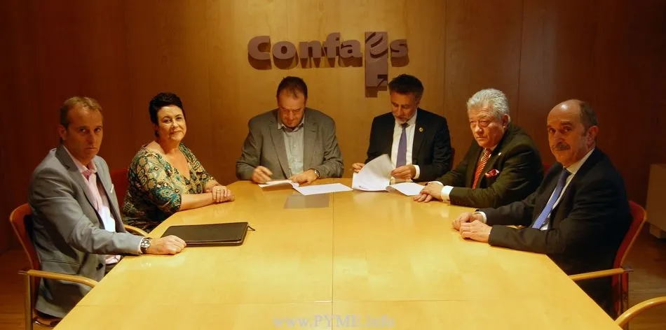 Momento de la firma del convenio de colaboración en Confaes