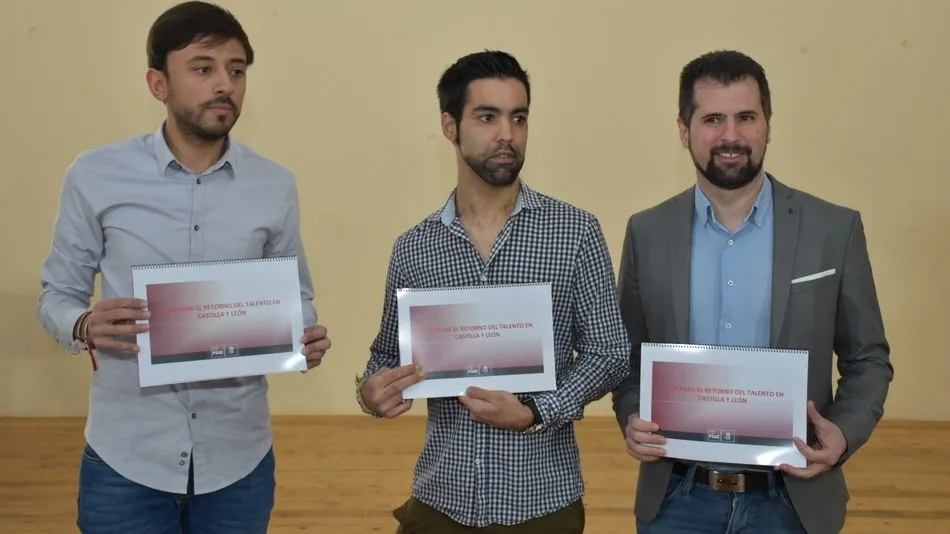 De izquierda a derecha, Fran Diaz (secretario de las Juventudes Socialistas de Castilla y León), Víctor Núñez (presidente del Consejo de la Juventud) y Luis Tudanca (secretario general del PSOE en Castilla y León y candidato socialista a la Junta)