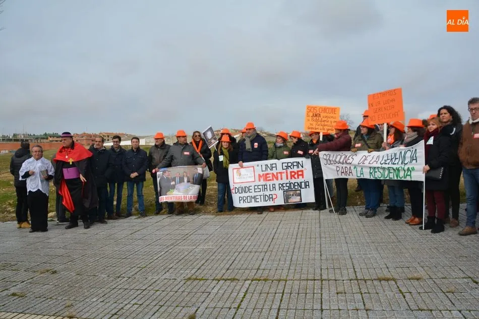 Foto 4 - Trabajadores de Servicios Sociales critican los a&ntilde;os de retraso de la nueva residencia en Puente...
