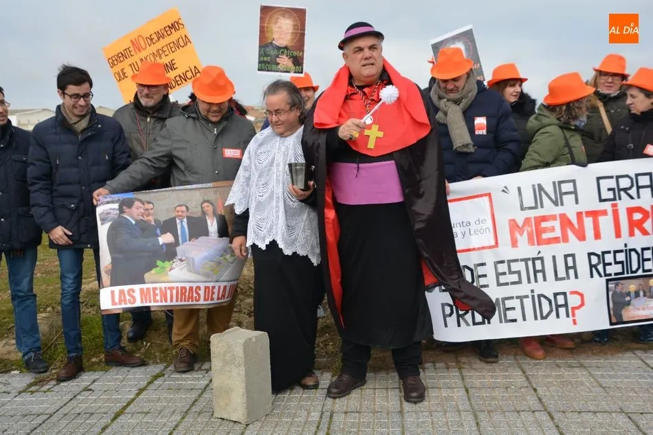 Foto 5 - Trabajadores de Servicios Sociales critican los a&ntilde;os de retraso de la nueva residencia en Puente...