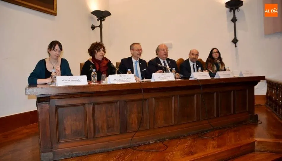 El rector de la USAL, Ricardo Rivero, y Encarna Pérez Álvarez, primera directora que tuvo el Servicio de Asuntos Sociales de la USAl, en el centro, al inicio de este acto. Foto de Lydia González