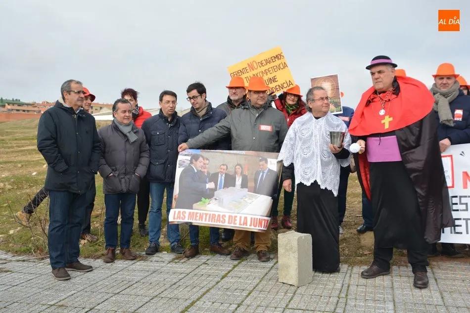 Foto 11 - Trabajadores de Servicios Sociales critican los a&ntilde;os de retraso de la nueva residencia en Puente...