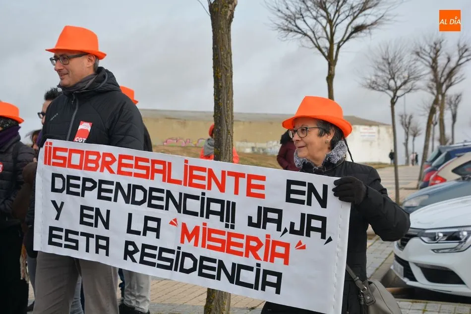 Foto 6 - Trabajadores de Servicios Sociales critican los a&ntilde;os de retraso de la nueva residencia en Puente...