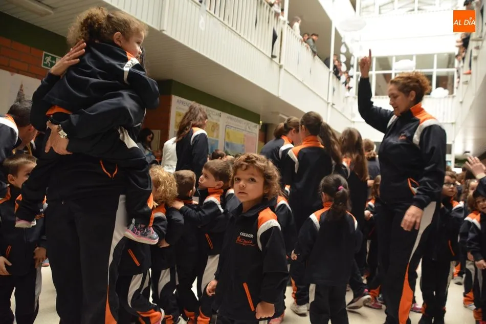 Foto 7 - Vistosa reivindicaci&oacute;n de la paz de los escolares del colegio Antonio Machado