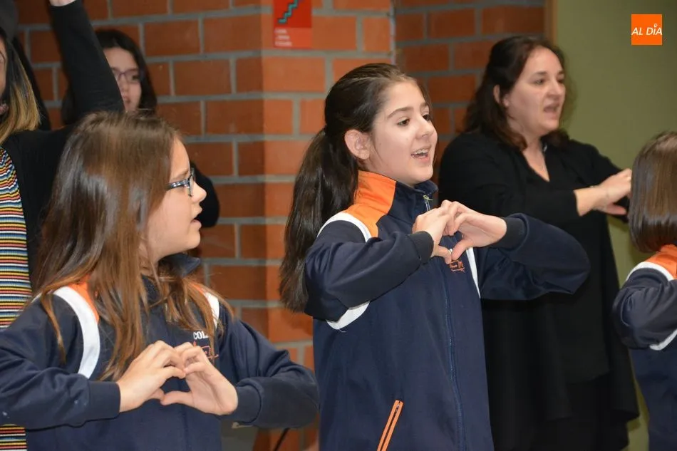 Foto 6 - Vistosa reivindicaci&oacute;n de la paz de los escolares del colegio Antonio Machado