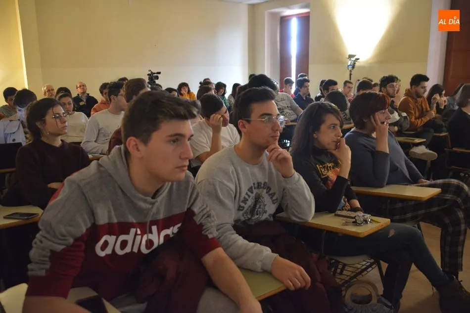 Foto 11 - El dibujante Paco S&aacute;ez comparte un encuentro con estudiantes del Rodr&iacute;guez Fabr&eacute;s