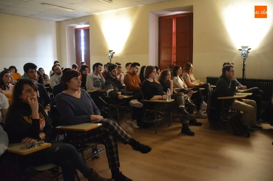 Foto 9 - El dibujante Paco S&aacute;ez comparte un encuentro con estudiantes del Rodr&iacute;guez Fabr&eacute;s