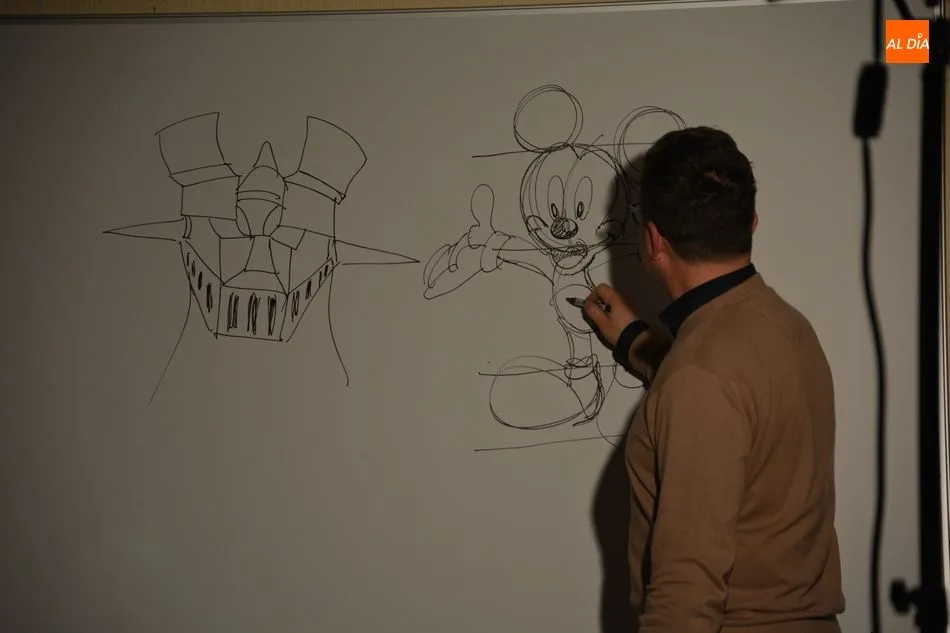 Foto 4 - El dibujante Paco S&aacute;ez comparte un encuentro con estudiantes del Rodr&iacute;guez Fabr&eacute;s